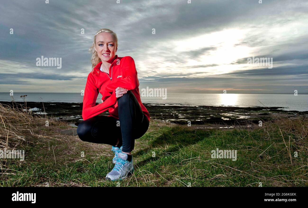 Eilish McColgan moda sparare e allenarsi sulla spiaggia di Carnoustie fotografata da Alan Peebles Foto Stock