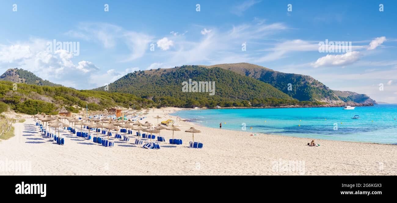 Paesaggio con Cala Agulla e bella costa a Cala Ratjada di Maiorca, Spagna Foto Stock