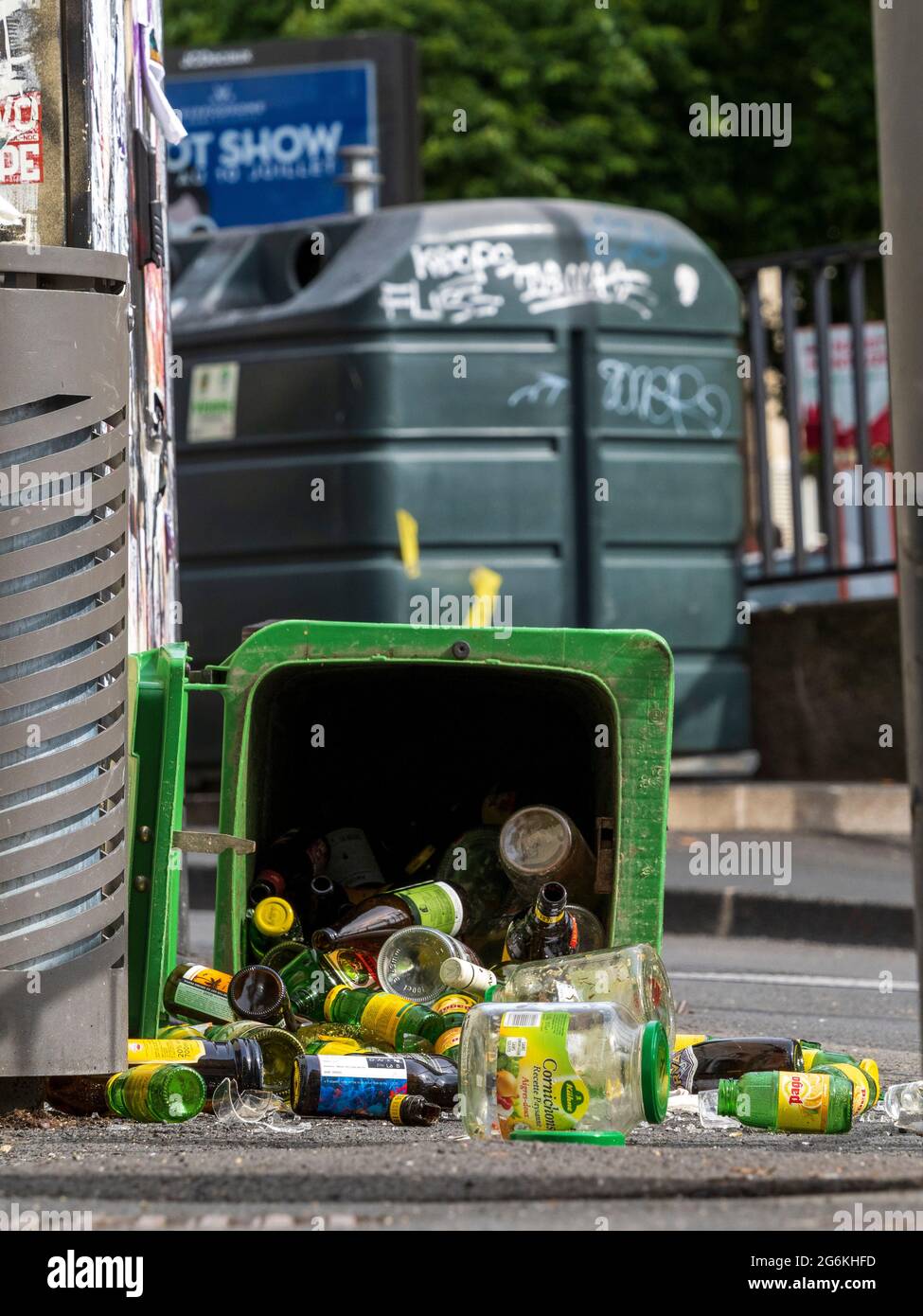 Inciviltà: Banco di bottiglie di vetro usate rovesciato su un marciapiede. Clermont-Ferrand, Francia. Foto Stock