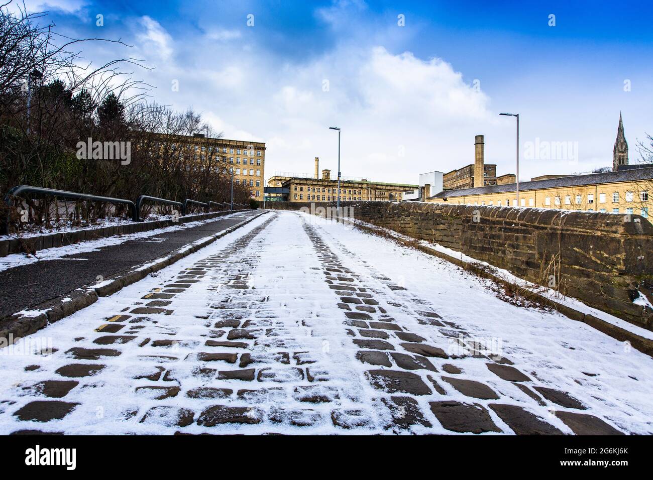 Gli ex mulini di tappeti Crossley a Dean Clough, Halifax, West Yorkshire, Regno Unito ora ospitano una varietà di aziende. Foto Stock