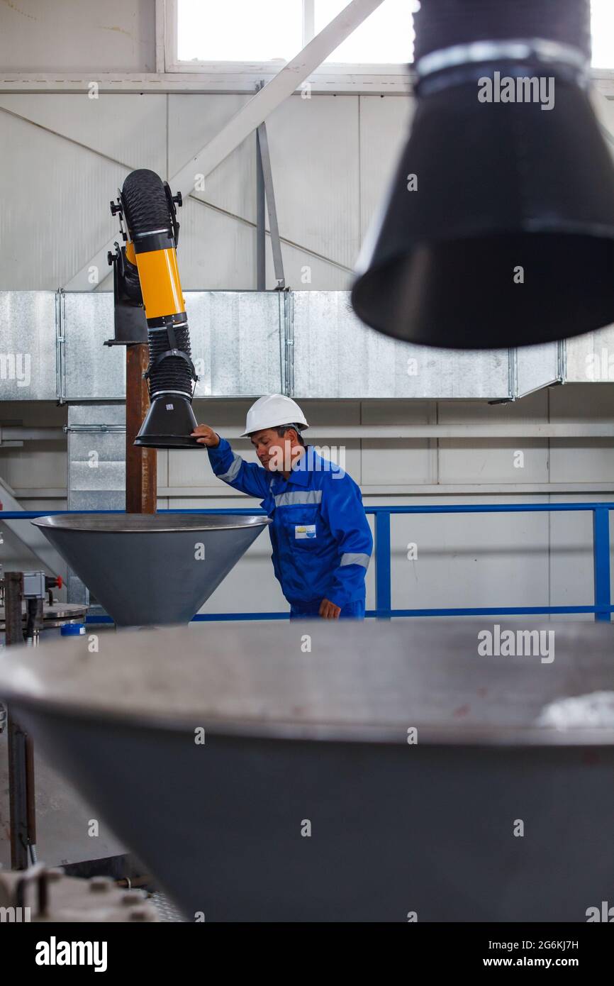 Atyrau, Kazakistan-Maggio 21,2012: Impianto chimico Rauan Nalco. Braccio dell'estrattore di fumi (collettore di polveri) per la regolazione dei lavoratori asiatici. Imbuto metallico grigio per caricamento c Foto Stock