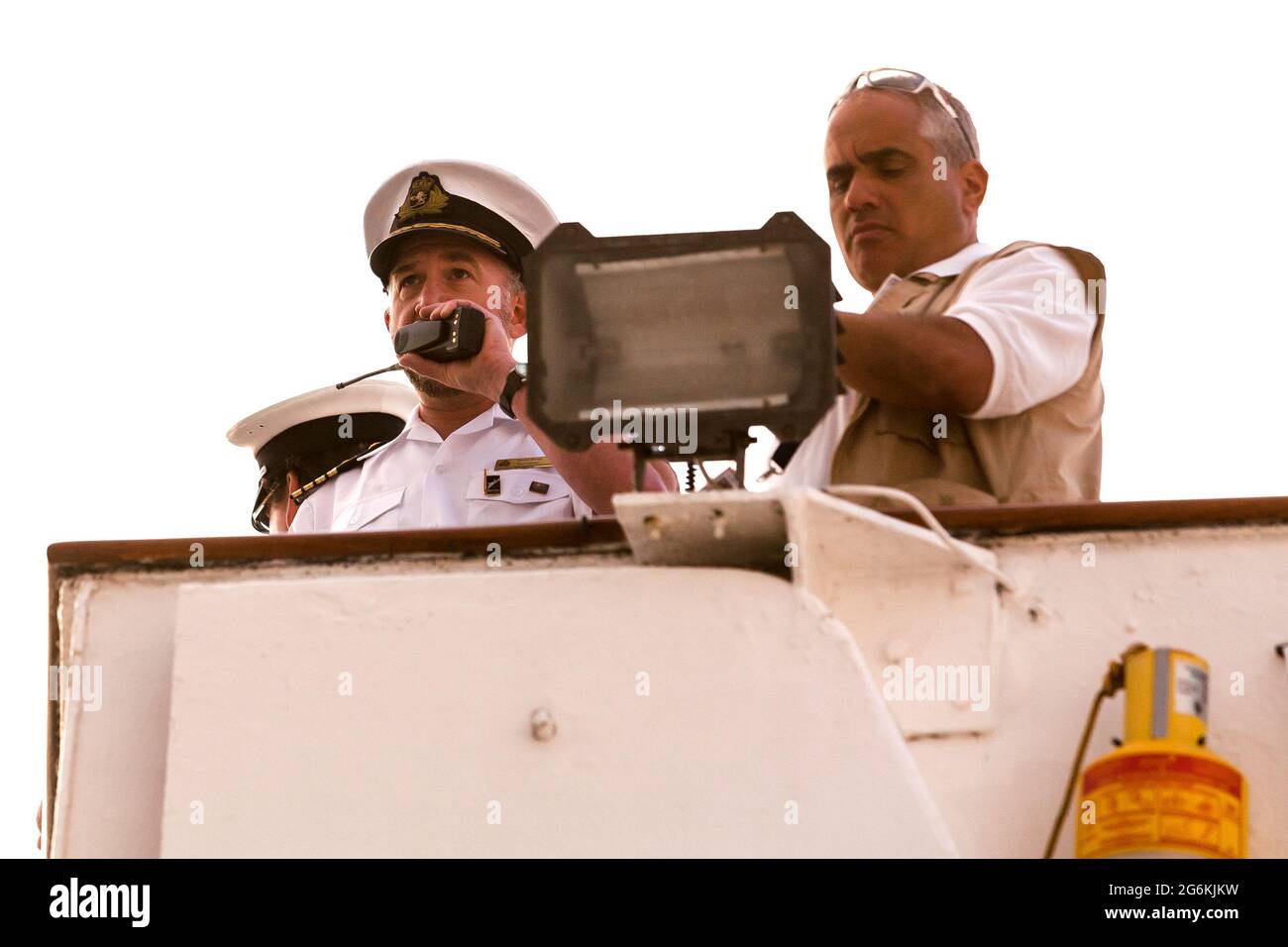 Ufficiali pilota e ponte al lavoro, come Cunard Liner QE2 ormeggi a Napoli Italia. Foto Stock