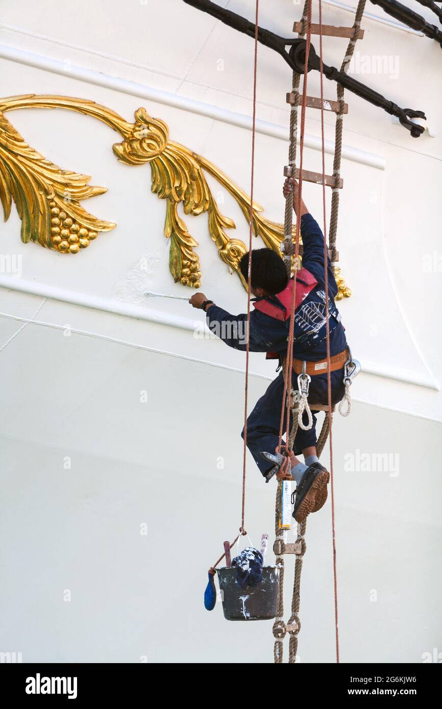 Nuvola di mare 2 lungo il porto di Gibilterra. Ormeggiato accanto alla manutenzione QE2 in corso Foto Stock
