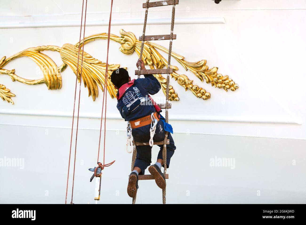Nuvola di mare 2 lungo il porto di Gibilterra. Ormeggiato accanto alla manutenzione QE2 in corso Foto Stock