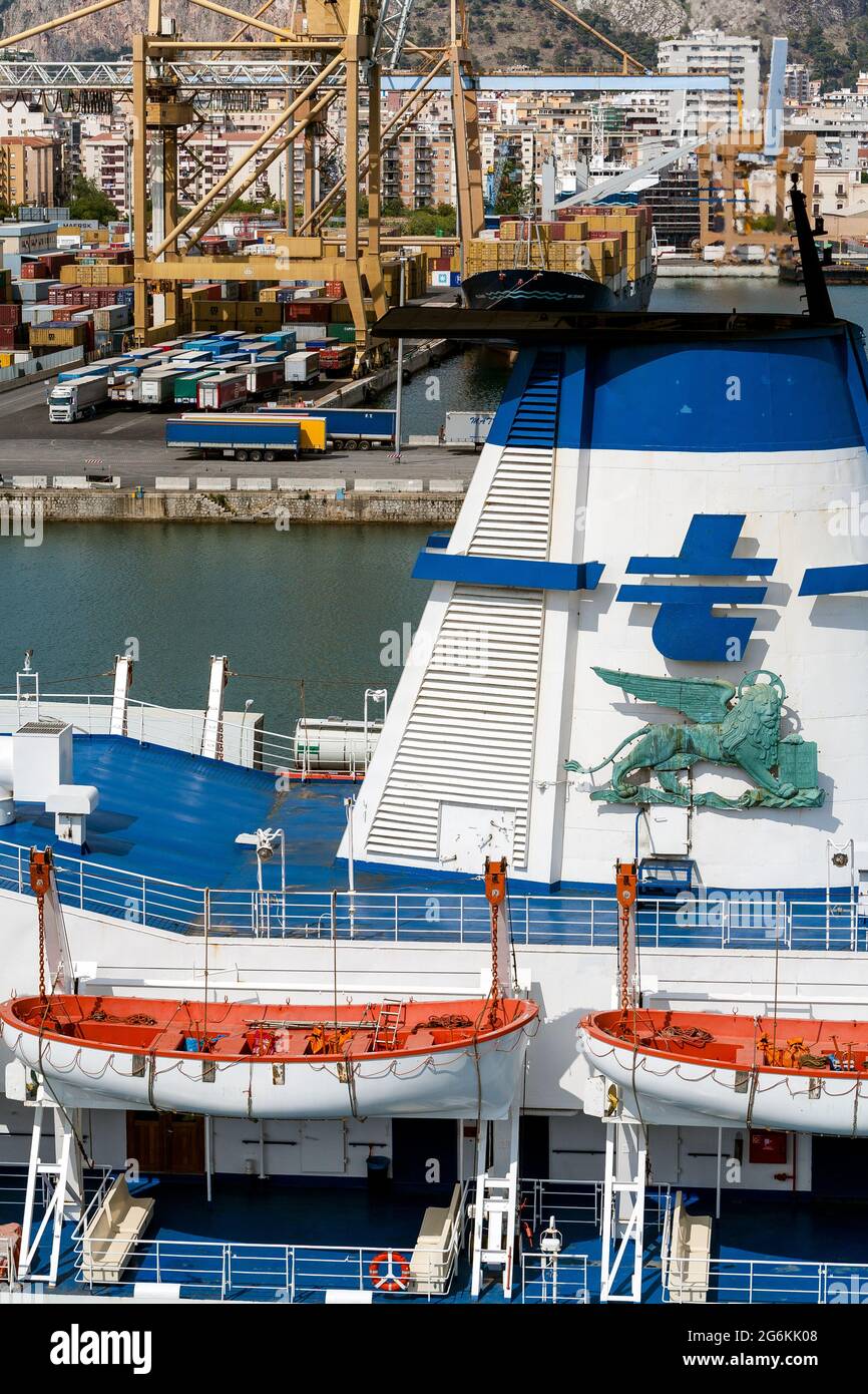 Porta container Palermo. Sicilia Italia Foto Stock