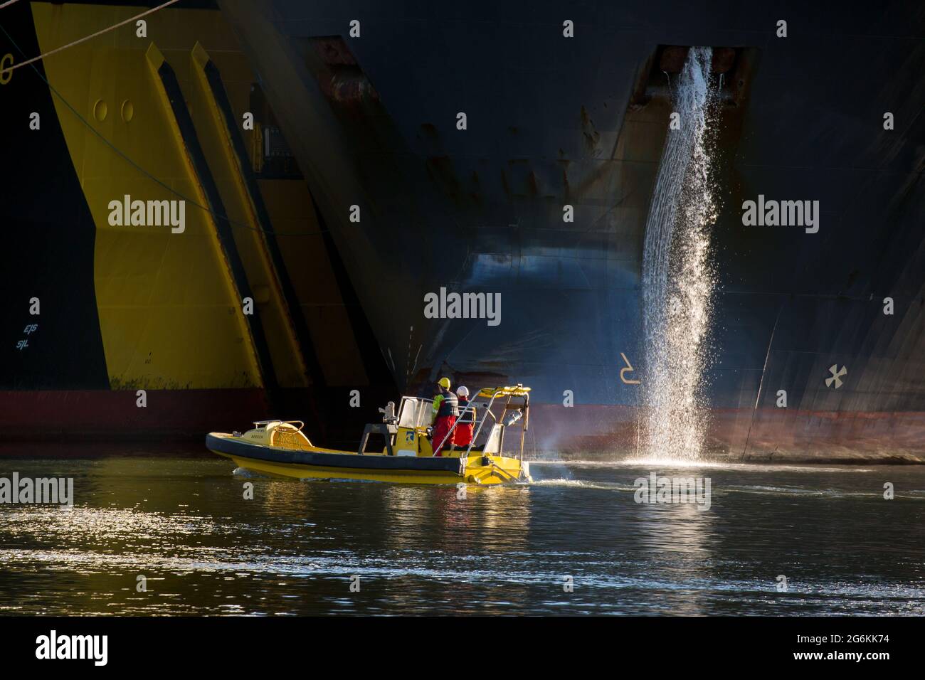 Ispezione dello scafo della nave di supporto dell'olio. Montrose Scotland Regno Unito Foto Stock