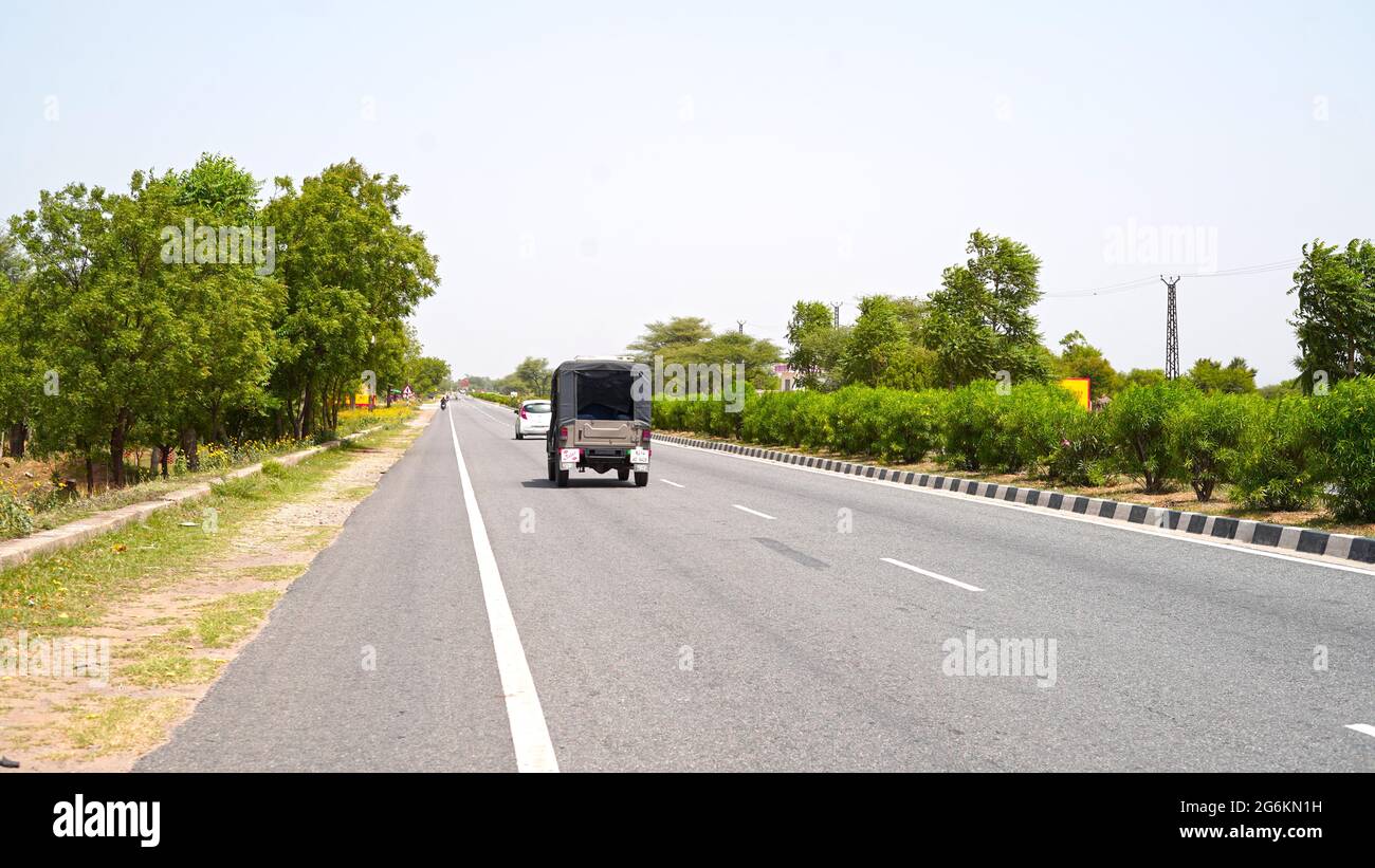 07 luglio 2021 - Reengus, Sikar, India. Real Ritratto di veicoli che passano attraverso la strada dopo il blocco aperto in India. Trasporto veicoli passin Foto Stock