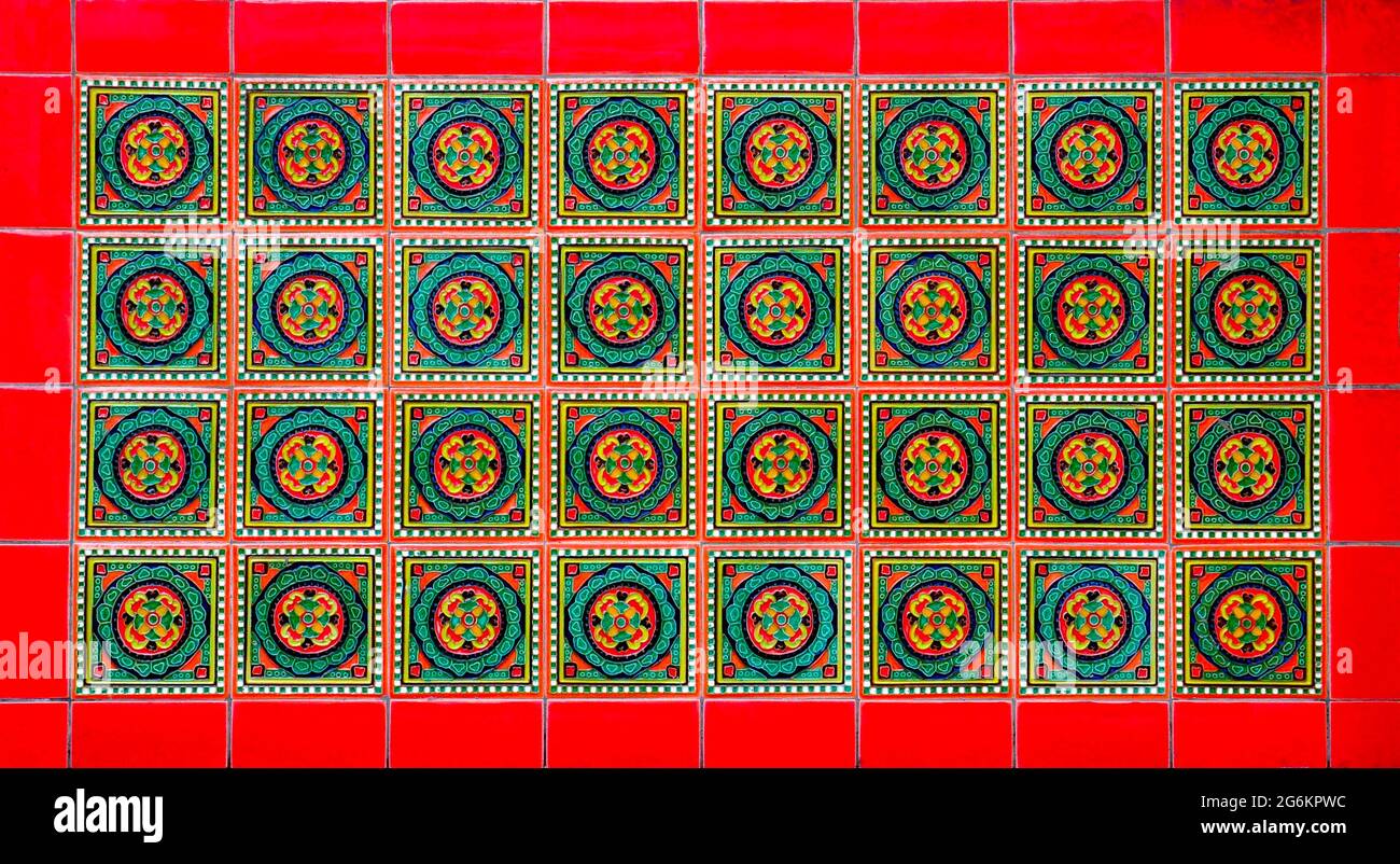 Mosaico Tile Paranakan geometrico rosso e verde, come si trova tipicamente sulle facciate delle tradizionali botteghe cinesi in tutto il Sud Est asiatico. Foto Stock
