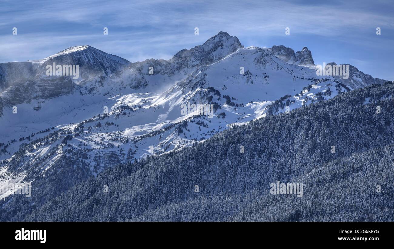 Blizzard sulle cime innevate di Port de Vielha in inverno. La vetta più alta è il Tuc de Montanèro (Valle d'Aran, Catalogna, Spagna, Pirenei) Foto Stock
