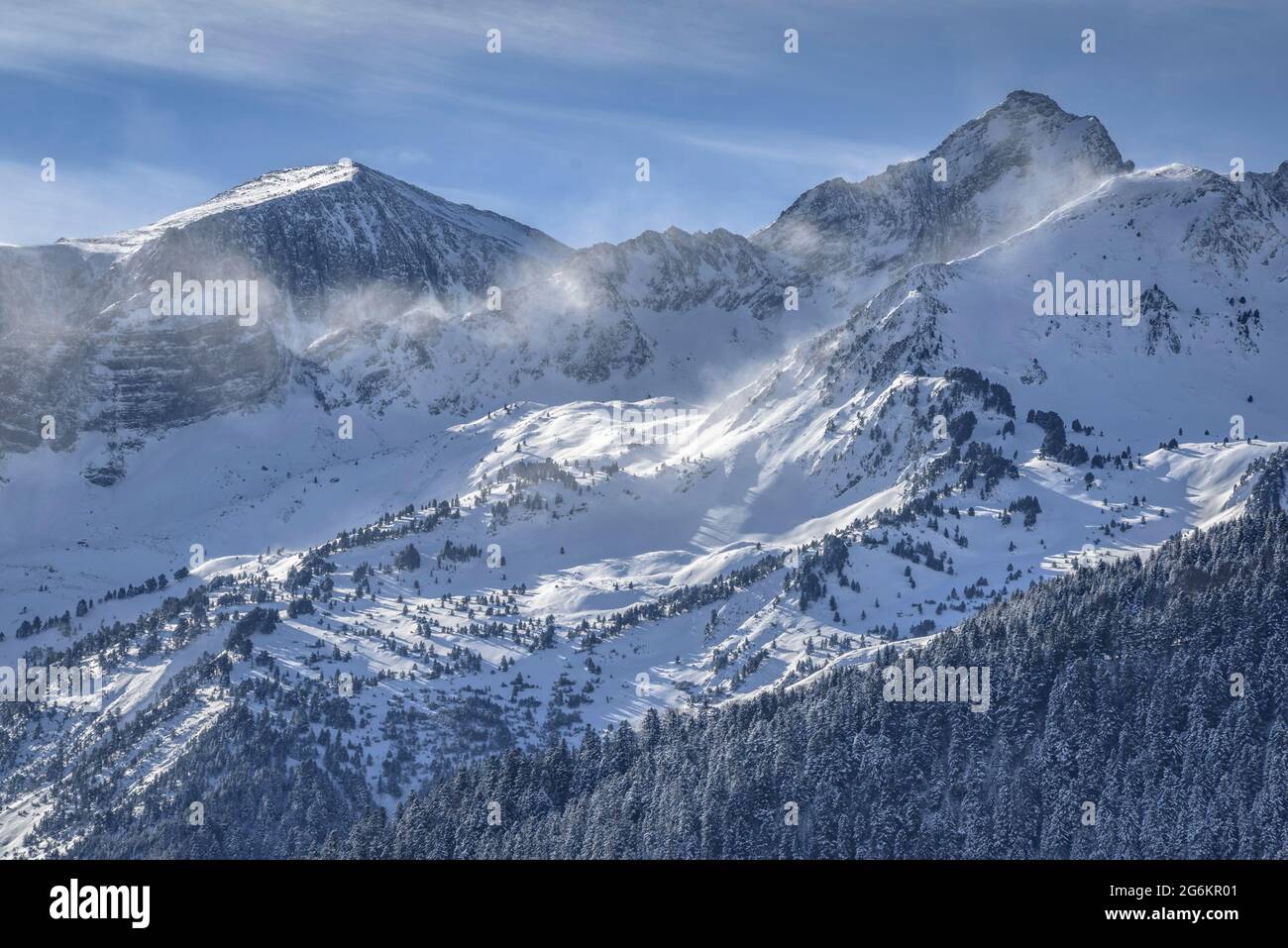 Blizzard sulle cime innevate di Port de Vielha in inverno. La vetta più alta è il Tuc de Montanèro (Valle d'Aran, Catalogna, Spagna, Pirenei) Foto Stock