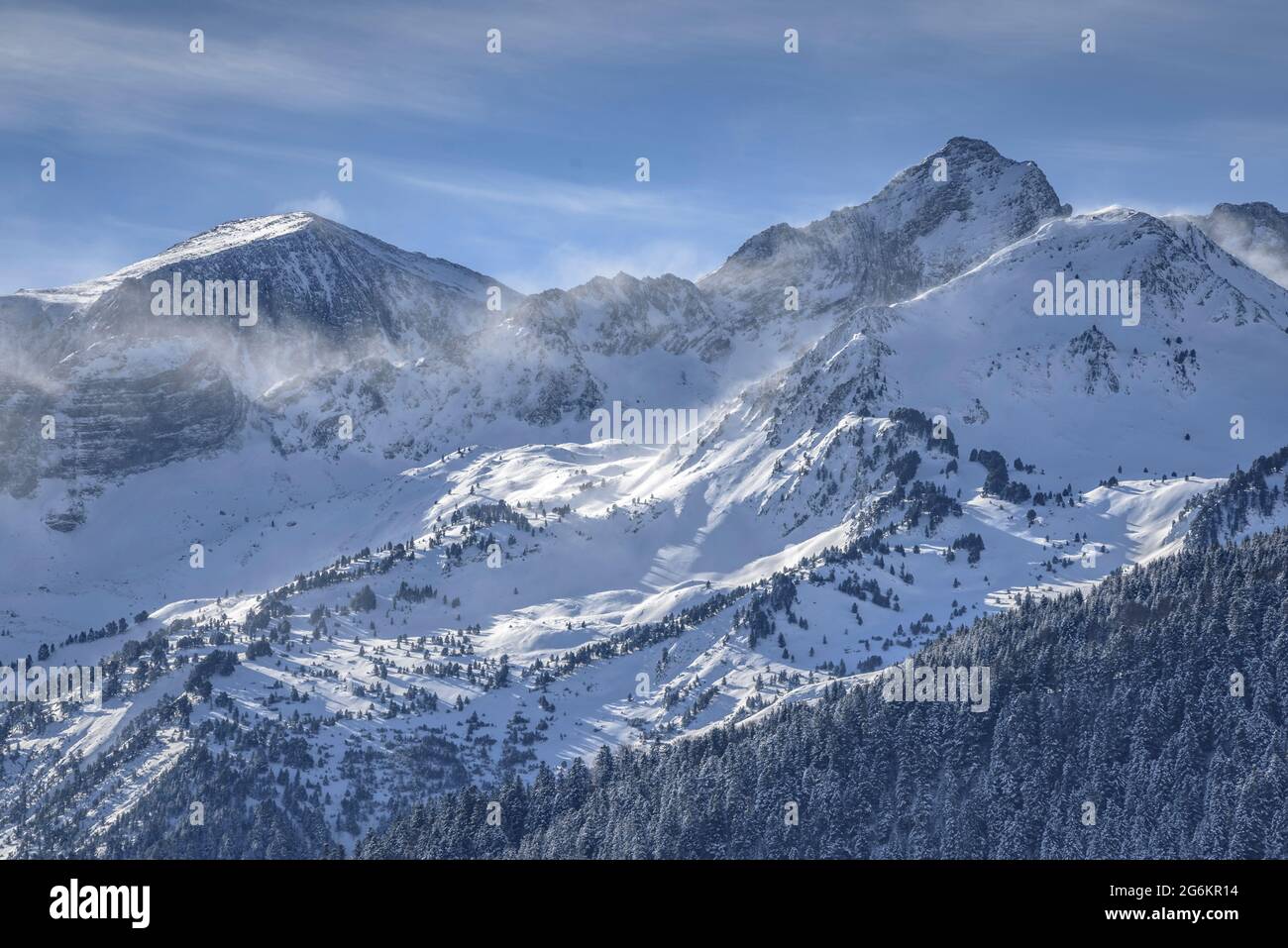 Blizzard sulle cime innevate di Port de Vielha in inverno. La vetta più alta è il Tuc de Montanèro (Valle d'Aran, Catalogna, Spagna, Pirenei) Foto Stock