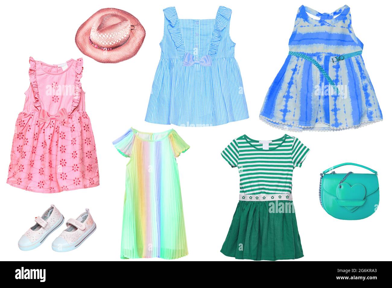 Collage set di vestiti estivi bambina isolato su uno sfondo bianco. La collezione di cinque diversi abiti estivi corti colorati, una borsa, Sho Foto Stock