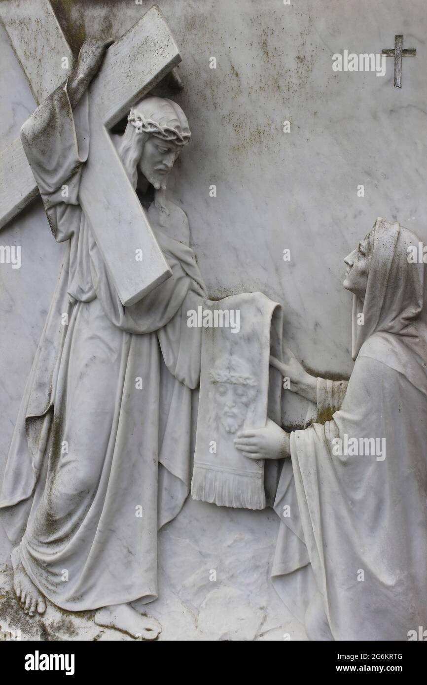Stazioni della Croce - Veronica pulisce il volto di Gesù - Chiesa cattolica di San Michele, Rosemary Lane, Conwy, Galles Foto Stock