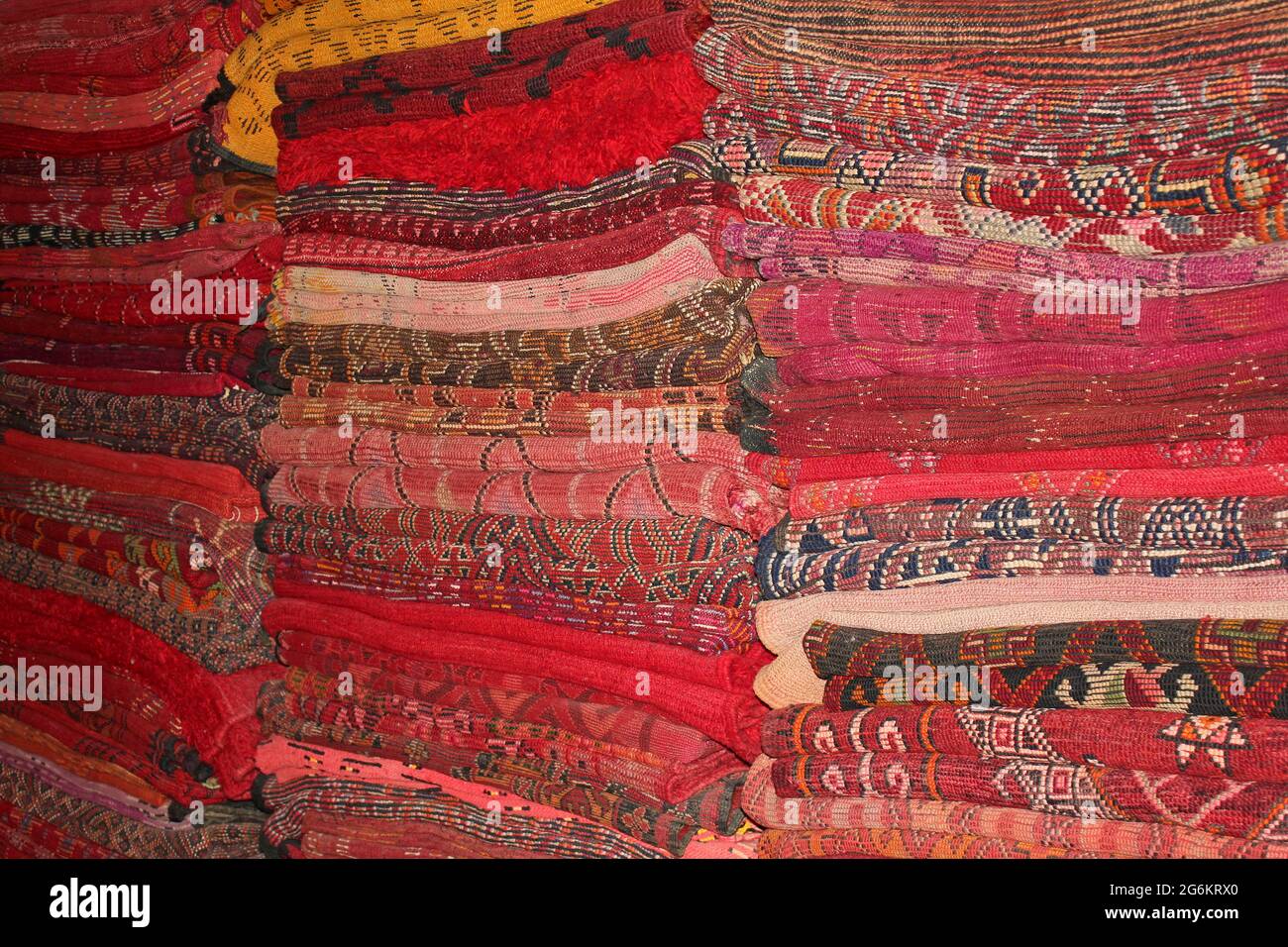 Pile di tappeti in UN negozio di tappeti nel Souk Essaouira, Marocco Foto Stock