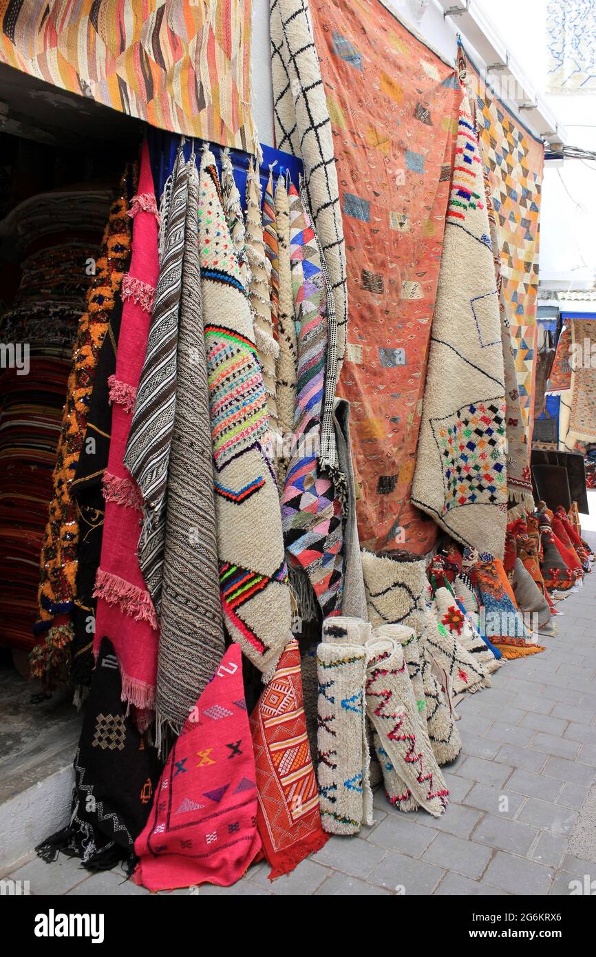 Negozio di tappeti nel Souk Essaouira, Marocco Foto Stock