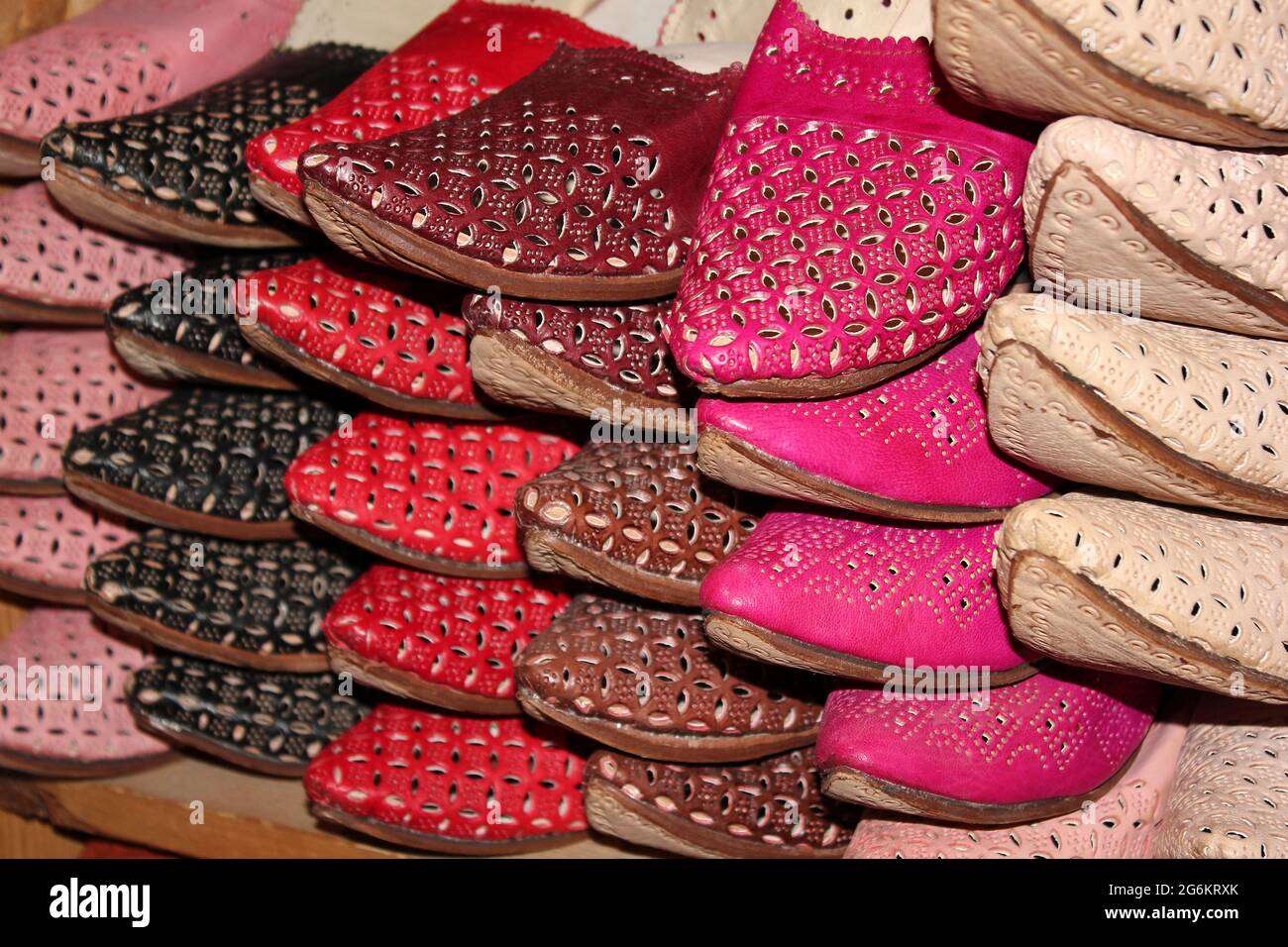 Morbide pantofole in pelle nel Souk Fez, Marocco Foto Stock