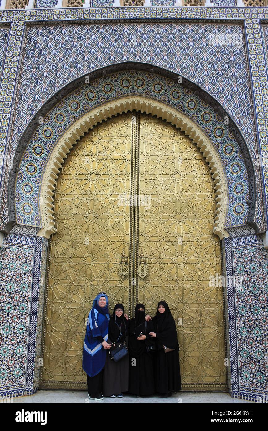 Donne musulmane che si trovano di fronte alla grande porta di Ottone al Palais Royale di Fes, Marocco Foto Stock