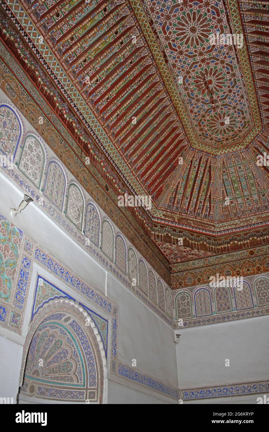Ornato soffitto dipinto nel Palazzo della Bahia Marrakesh, Marocco Foto Stock