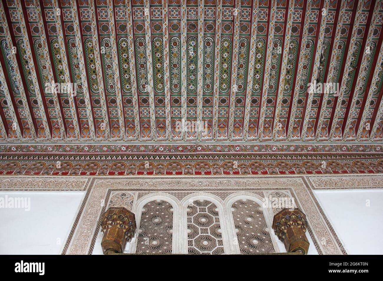 Ornato soffitto dipinto nel Palazzo della Bahia Marrakesh, Marocco Foto Stock
