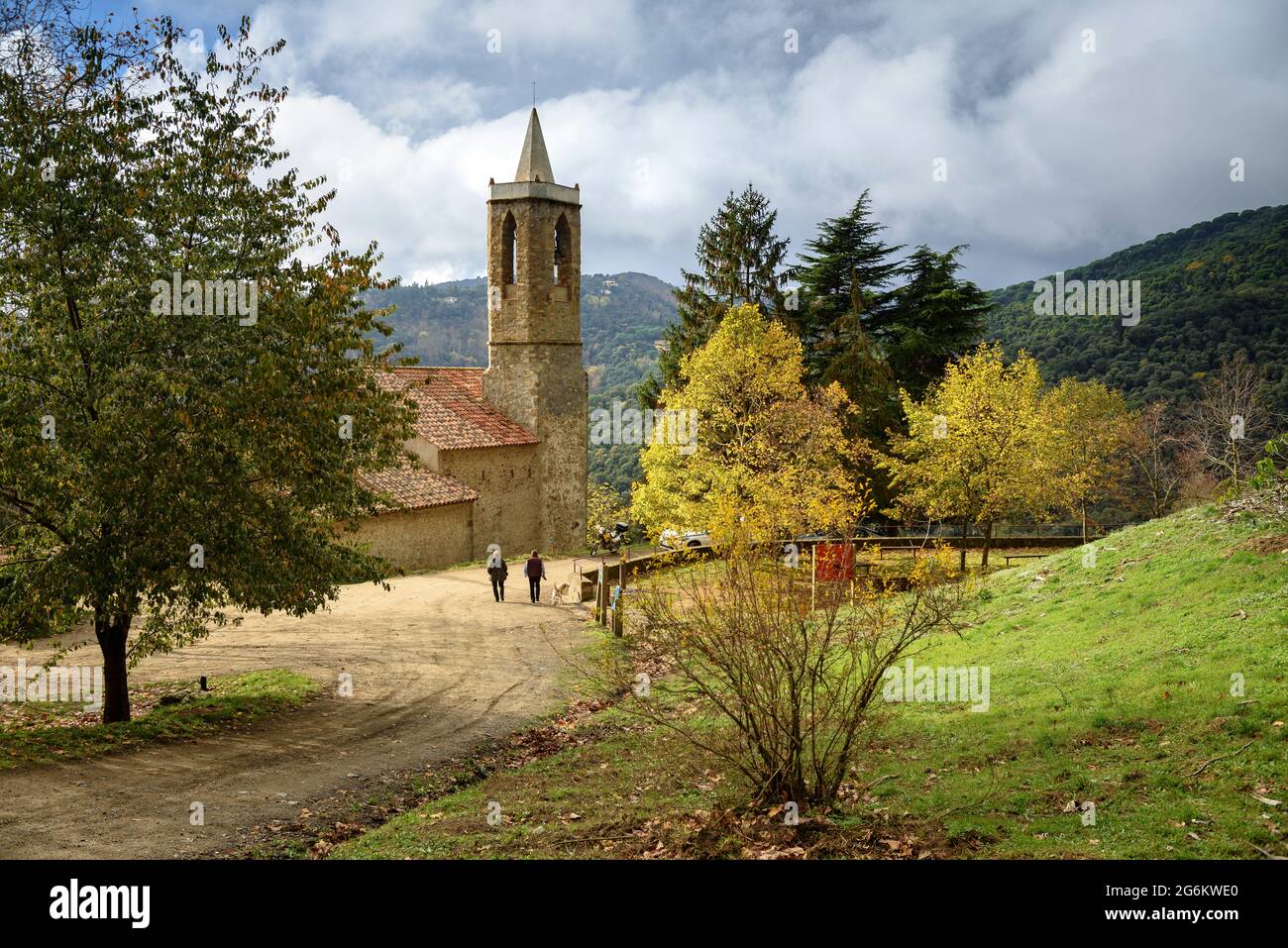 Hortsavinyà in autunno e la chiesa di Santa Eulàlia in primo piano (Montnegre - Parco Naturale Corredor, Maresme, Catalogna, Spagna) Foto Stock