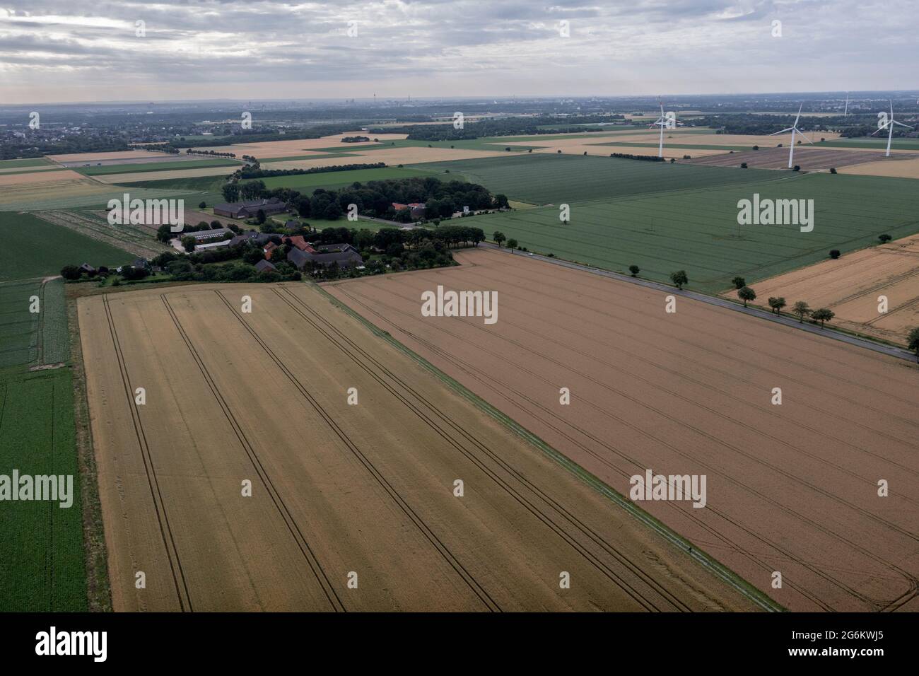 Windräder auf den Feldern um Willich mit Einer Drohne fotografiert. Foto Stock