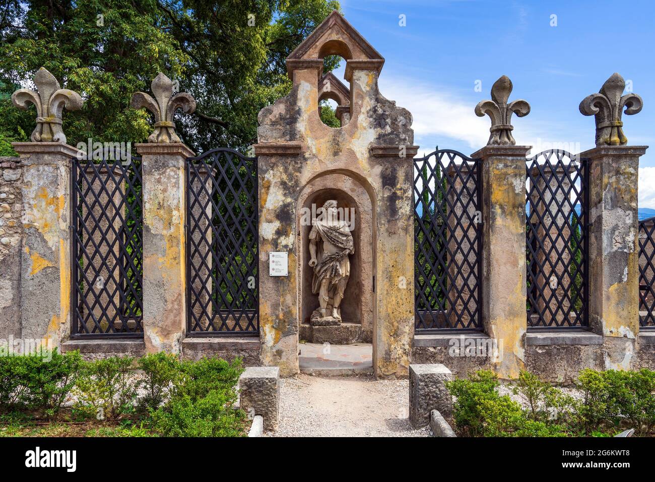 Rosarium del famoso Vittoriale degli Italiani nella città di Gardone Riviera sul Lago di Garda in Italia Foto Stock