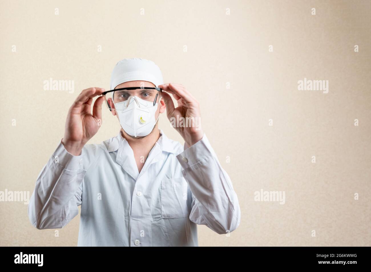 Medico in occhiali e maschera, su sfondo chiaro. Foto Stock