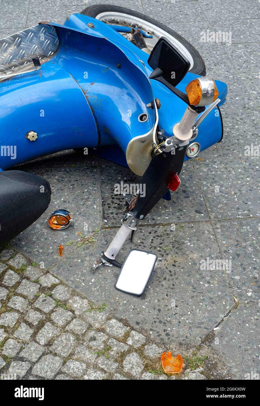 Incidente con un vecchio ciclomotore Foto Stock