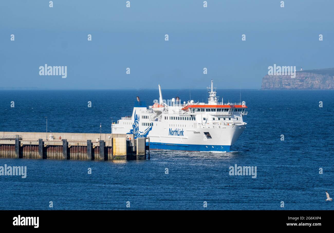 Traghetto Northlink che arriva al porto di Scrabster, Thurso, Caithness, Scozia. Foto Stock