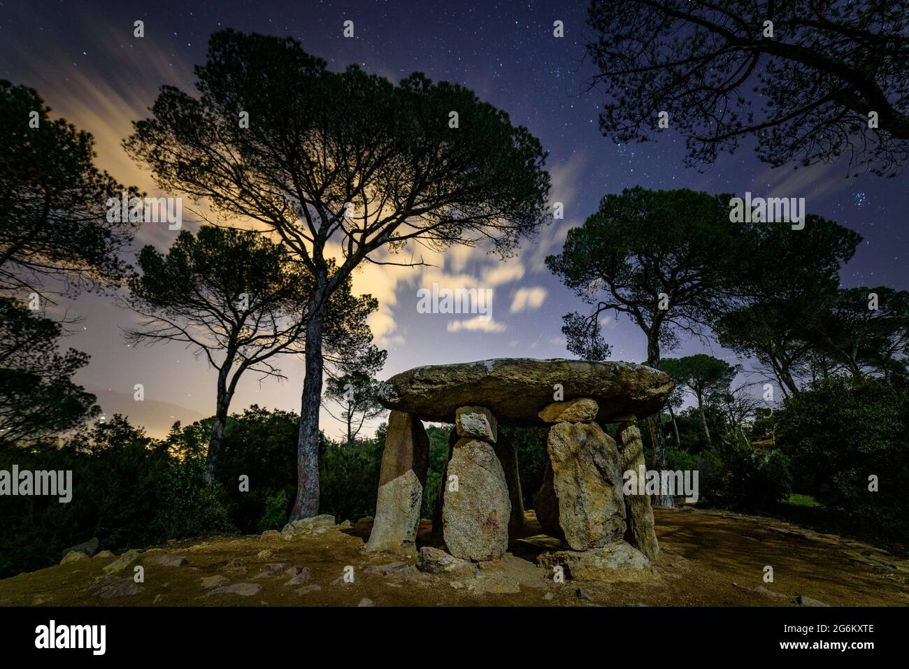 Pedra Gentil dolmen di notte, nel Parco Naturale di Montnegre Corredor (Vallès Oriental, Catalogna, Spagna) ESP: Dolmen de Pedra Gentil de noche, España Foto Stock