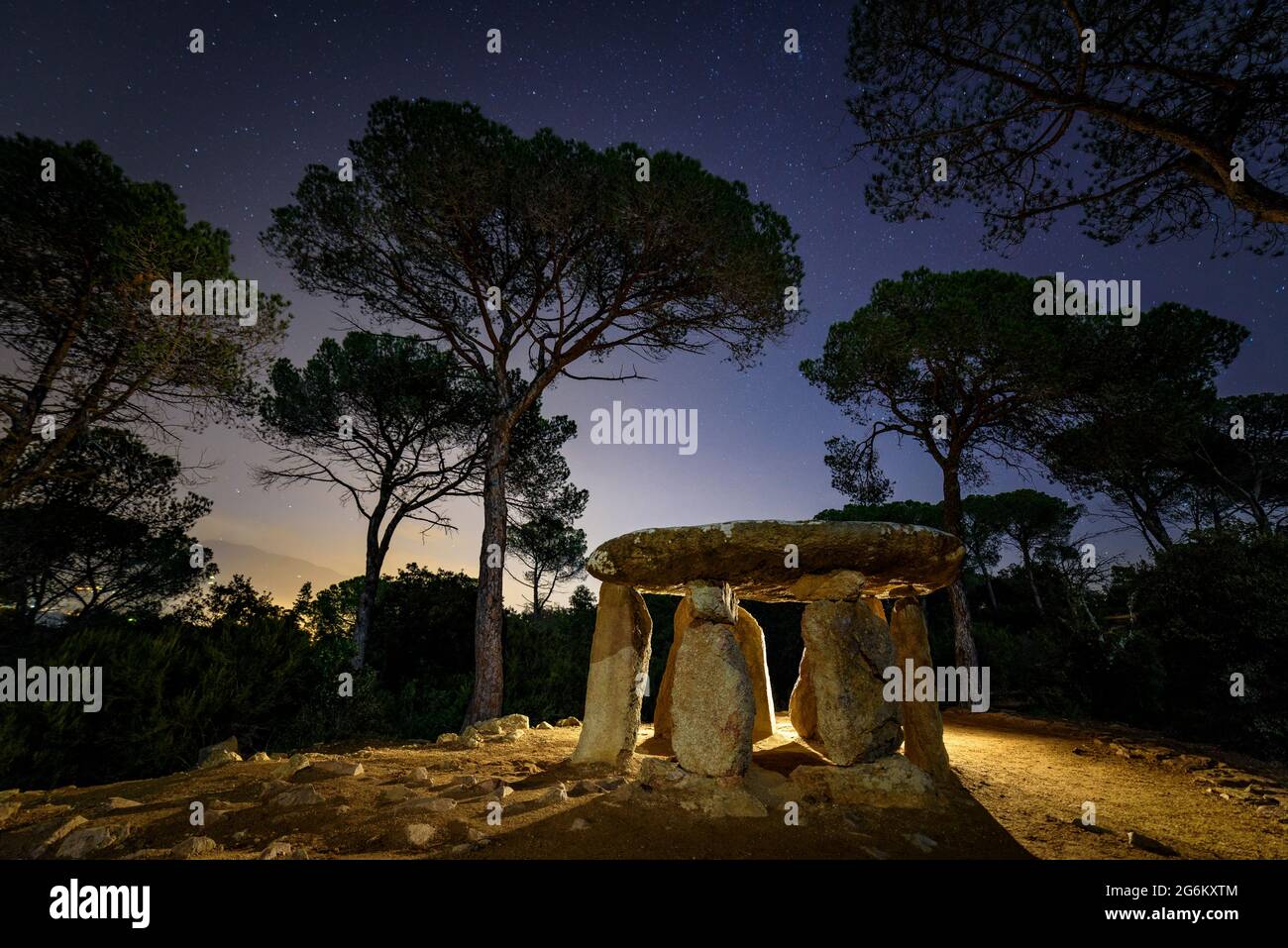 Pedra Gentil dolmen di notte, nel Parco Naturale di Montnegre Corredor (Vallès Oriental, Catalogna, Spagna) ESP: Dolmen de Pedra Gentil de noche, España Foto Stock