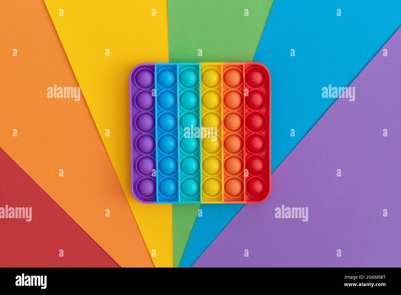 Giocattoli sensoriali colorati anti-stress pop IT per bambini su sfondo multicolore. Foto Stock