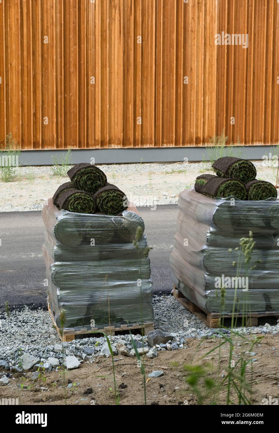 vista di pile fresche di erba prato per rotolare fuori Foto Stock