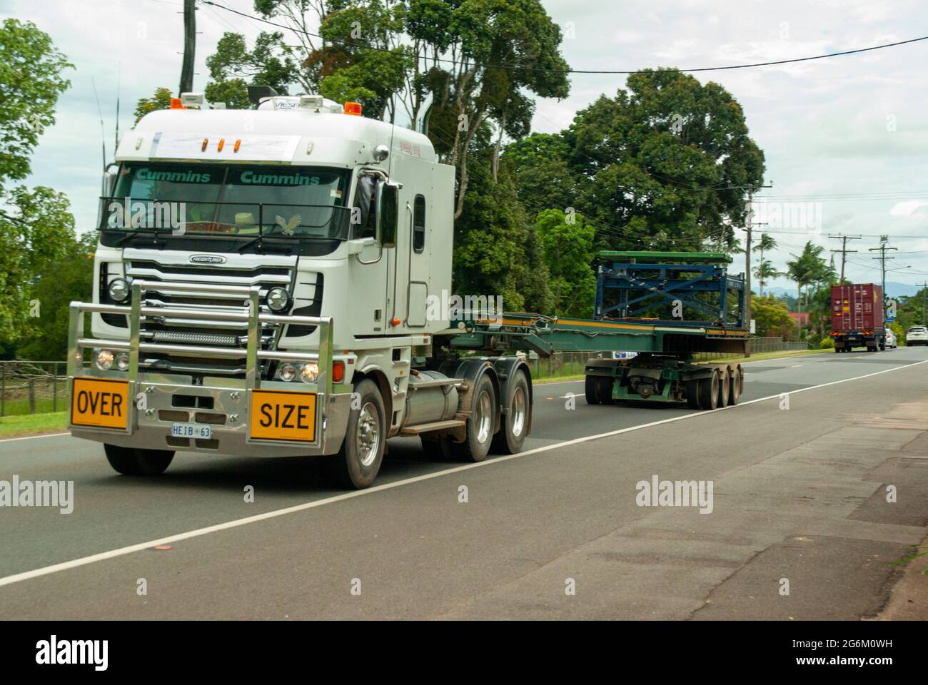 Turbina eolica trasporto di pale che passa attraverso Malanda ritorno a Cairns vuoto. Rimorchio collassato. Nth Queensland Australia. Foto Stock