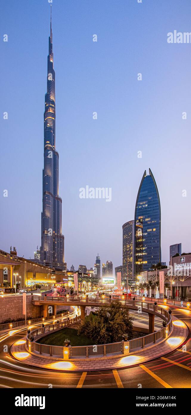 DUBAI, EMIRATI ARABI Uniti - 07 aprile 2020: Burj Khalifa e Downtown Dubai durante l'ora Blu dopo il tramonto. Foto Stock