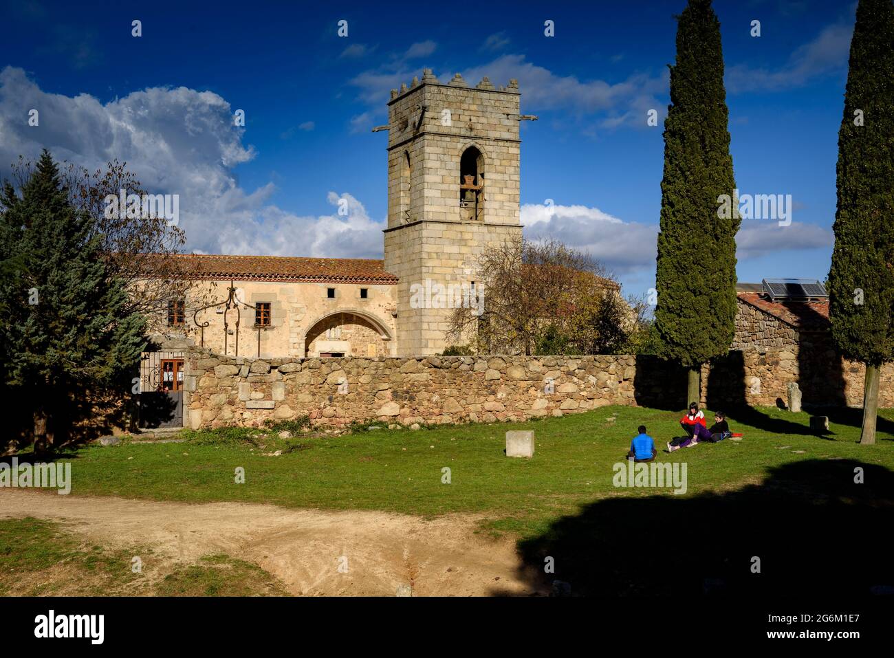 Il santuario di Corredor, in cima al massiccio del Corredor in inverno a mezzogiorno (Maresme, Barcellona, Catalogna, Spagna) ESP: El santuario del Corredor Foto Stock