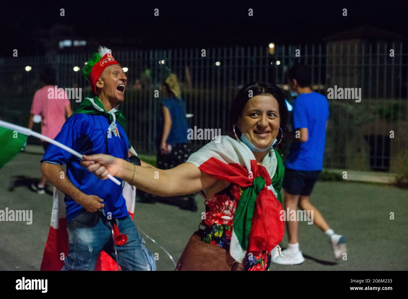 Roma, Italia 06/07/2020: I tifosi celebrano la vittoria contro la Spagna della Nazionale Italiana di Calcio e il raggiungimento della finale Euro 2020. © Andrea Sabbadini Foto Stock