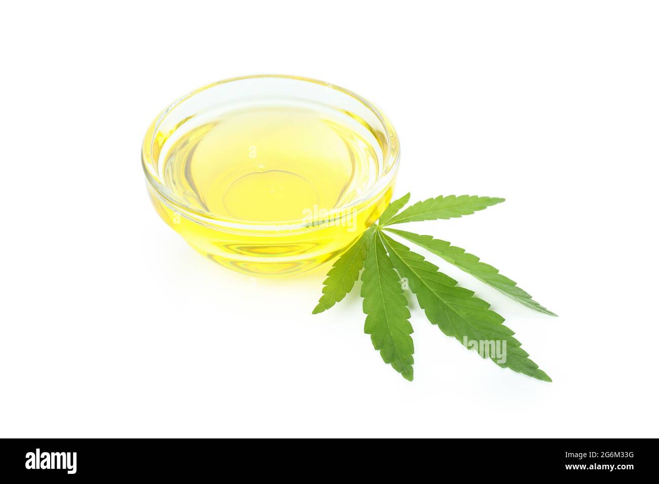 Foglie di cannabis e olio isolati su sfondo bianco Foto Stock