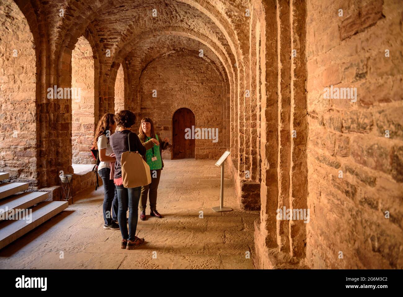 Visitatori nell'atrio della chiesa di Sant Vicenç de Cardona (Bages, Barcellona, Catalogna, Spagna) Foto Stock