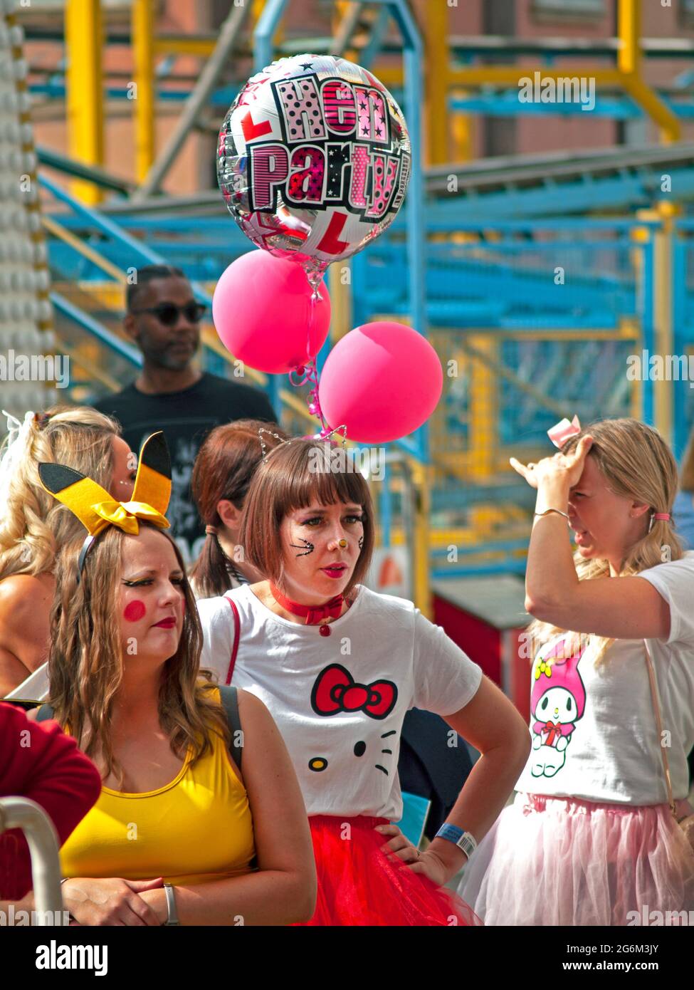 Una festa di gallina sul molo di Brighton Palace Foto Stock