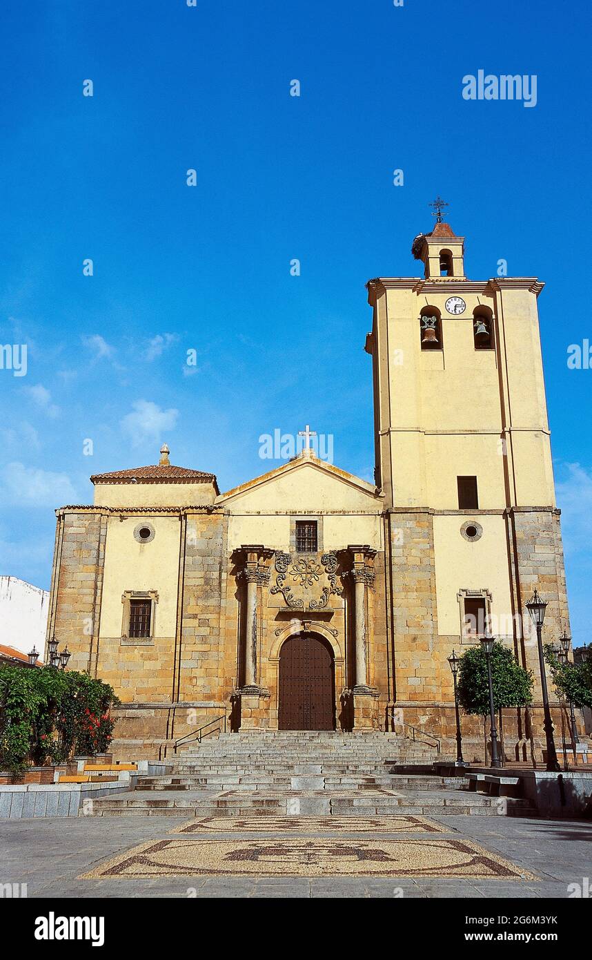Spagna, Estremadura, provincia di Badajoz, Castuera. Chiesa di Santa Maria Maddalena, costruita nel 18 ° secolo, anche se era incompiuta. Lo stemma dell'ordine di Alcántara è scolpito sulla facciata. Foto Stock