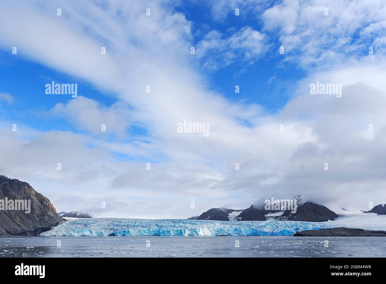 Il ghiacciaio scorre nell'Oceano Artico.Svalbard, Spitsbergen, Norvegia Foto Stock