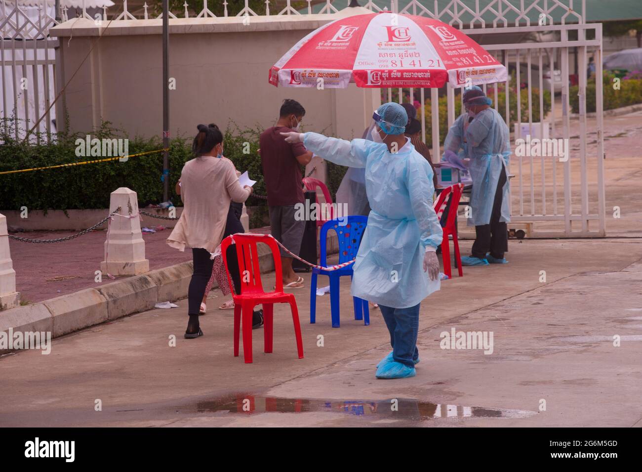 Phnom Penh, Cambogia. 7 luglio 2021. Per 4 mesi Phnom Penh ha combattuto un COVID - 19 di picco. Un EMT / medic in pieno PPE dirige un luogo di test di massa. Credit: Kraig Lieb / Alamy Live News Foto Stock