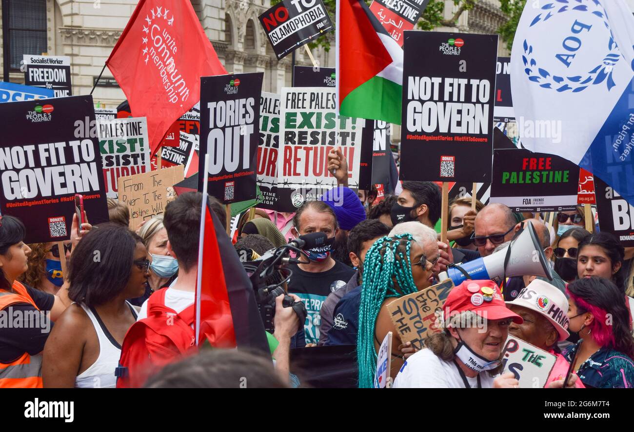 Londra, Regno Unito. 26 giugno 2021. Manifestanti in Piazza del Parlamento. Diverse proteste hanno avuto luogo nella capitale, come pro-Palestina, Black Lives Matter, Kill the Bill, Extinction Rebellion, I dimostranti anti anti anti anti-Tory, e vari altri gruppi hanno marciato attraverso il centro di Londra. Foto Stock