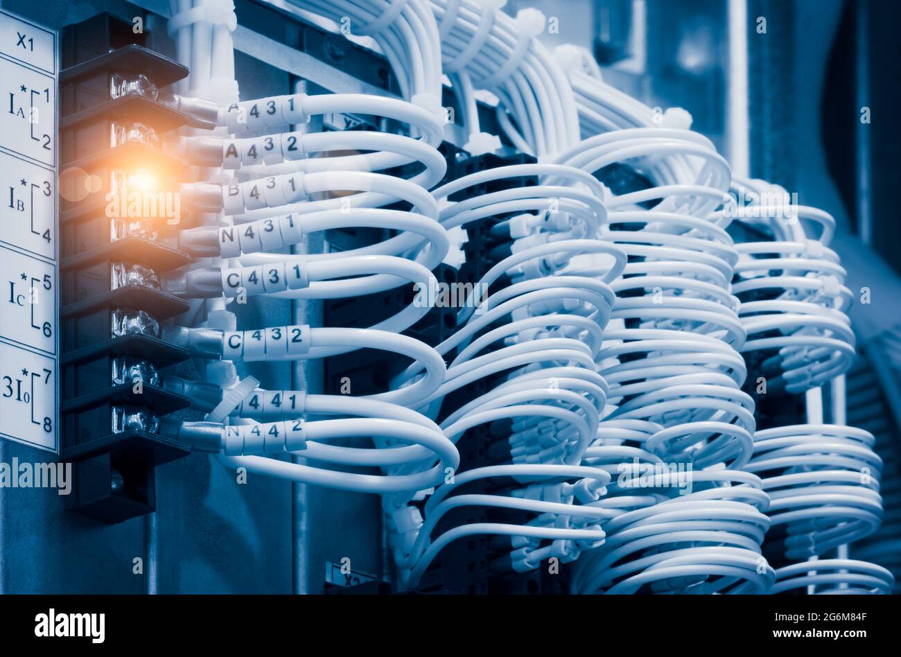 Cavi in una scatola di distribuzione di un'elettricità, PLC pannello di controllo con cablaggio, pannello di controllo elettrico per alimentazione e distribuzione electricit Foto Stock