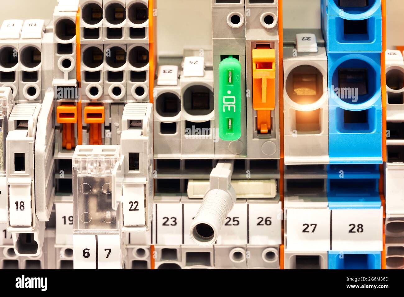 Vista del modulo della porta di comunicazione sull'unità PLC in controllo scatola di macchina di automazione Foto Stock