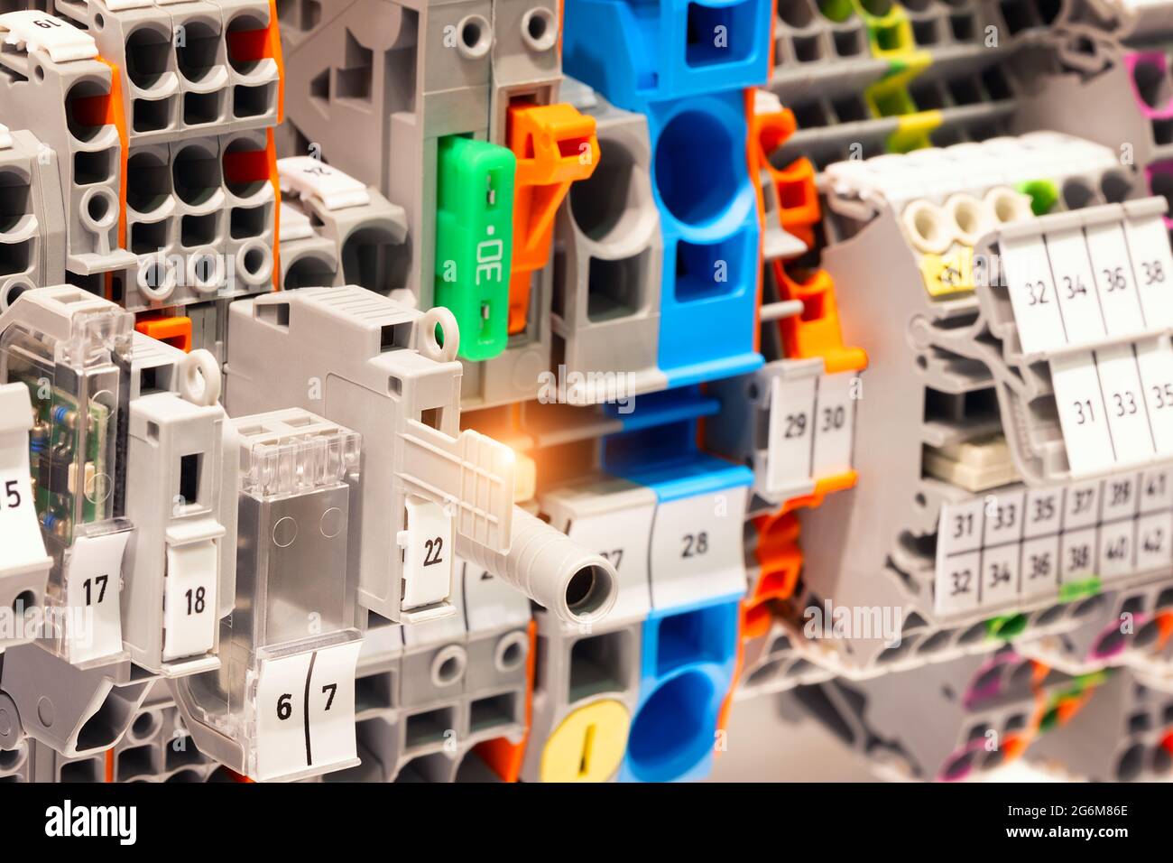 Vista del modulo della porta di comunicazione sull'unità PLC in controllo scatola di macchina di automazione Foto Stock