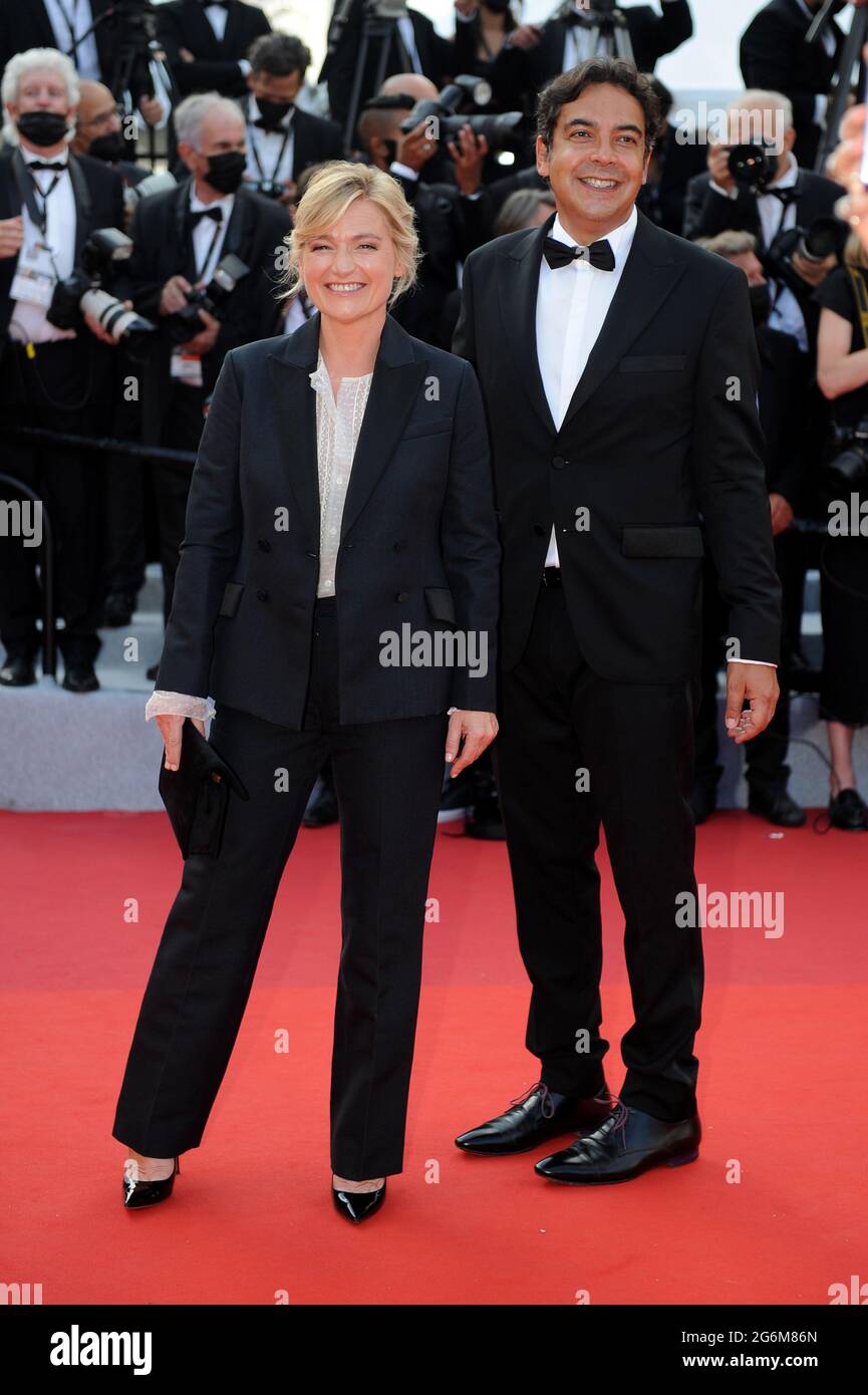 Cannes, Francia. 06 luglio 2021. Anne-Elisabeth Lemoine e Patrick Cohen partecipano alla cerimonia di apertura e alla prima del film di apertura "Annette" durante il 74a Festival annuale del cinema di Cannes al Palais des Festivals. Credit: Stefanie Rex/dpa-Zentralbild/dpa/Alamy Live News Foto Stock