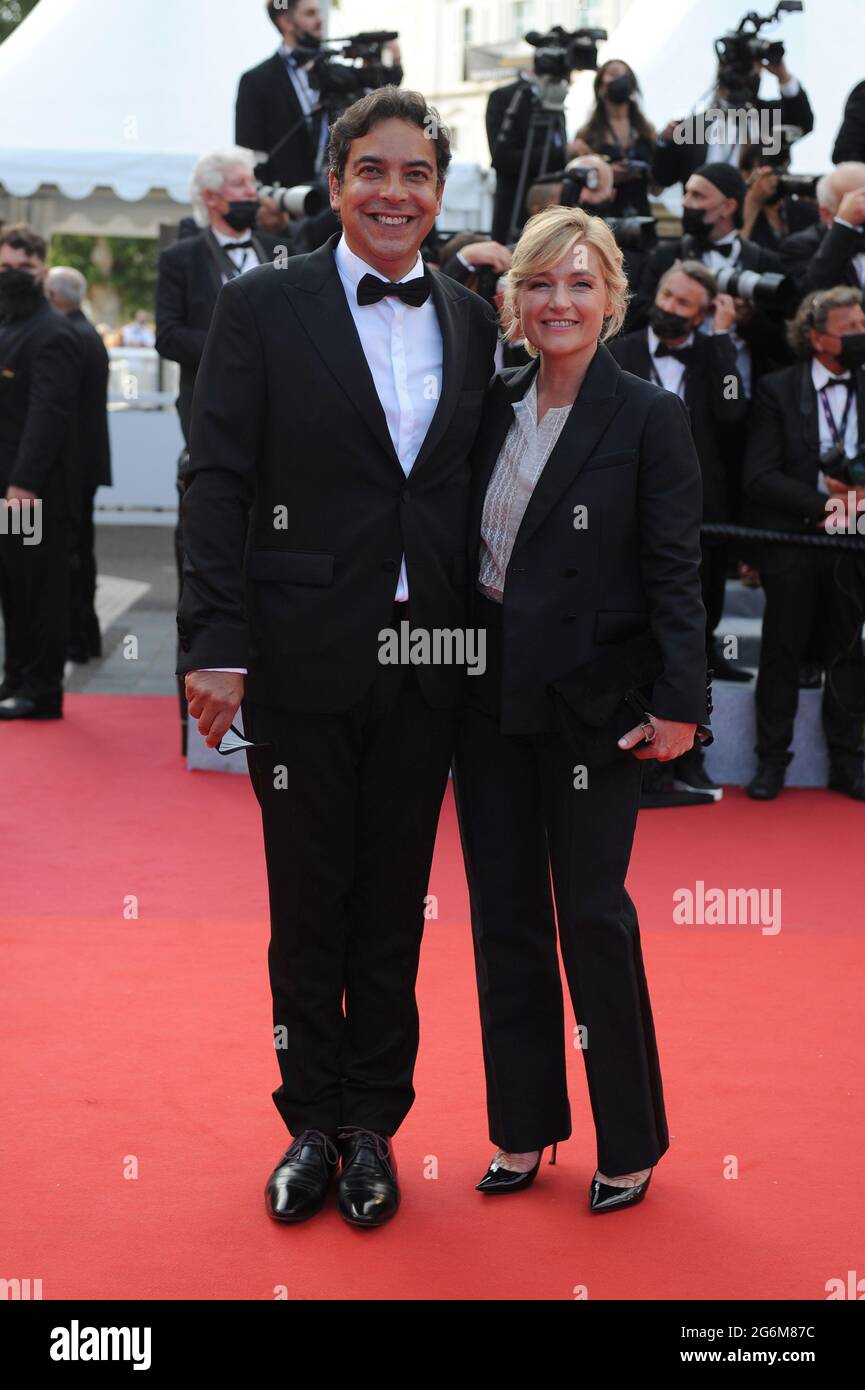 Cannes, Francia. 06 luglio 2021. Anne-Elisabeth Lemoine e Patrick Cohen partecipano alla cerimonia di apertura e alla prima del film di apertura "Annette" durante il 74a Festival annuale del cinema di Cannes al Palais des Festivals. Credit: Stefanie Rex/dpa-Zentralbild/dpa/Alamy Live News Foto Stock