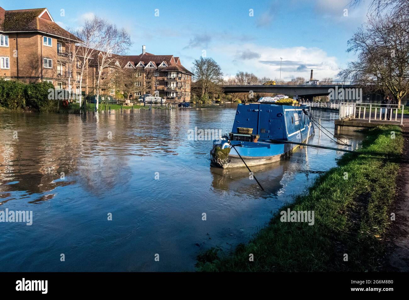 Cambridge scena da River Cam inondazioni e barca stretta Foto Stock